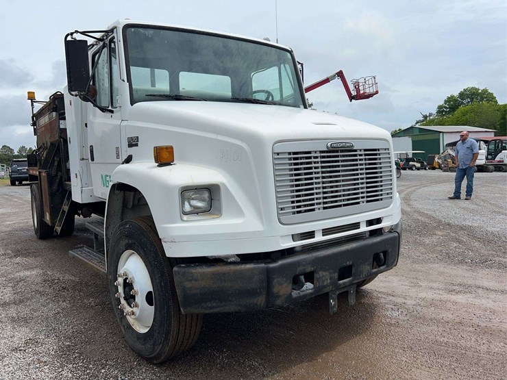 2004-freightliner-fl70-image-25