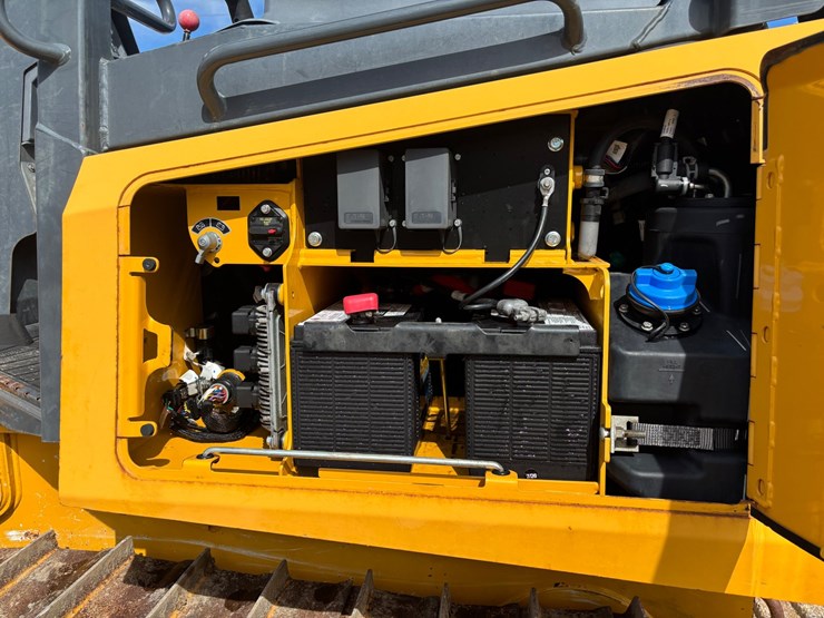 2022-deere-450k-lgp-image-23