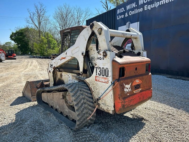 2006-bobcat-t300-image-2