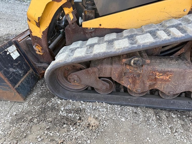2015-caterpillar-259d-image-19