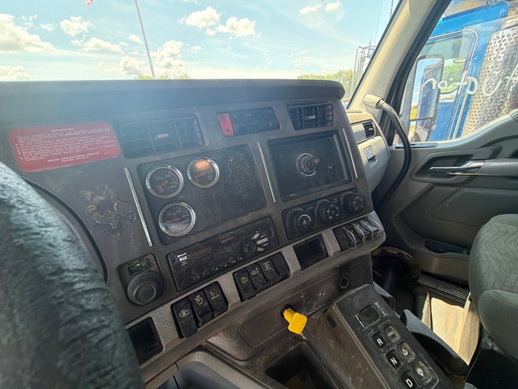 2015-kenworth-t880-image-21