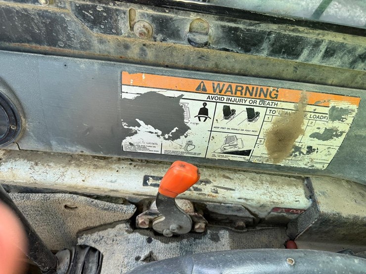 2010-bobcat-t320-image-29