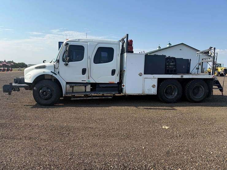 2004-freightliner-business-class-m2-106-service-truck-image-2