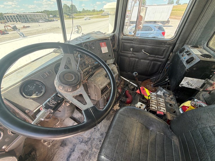 1999-mack-dm690sx-image-36