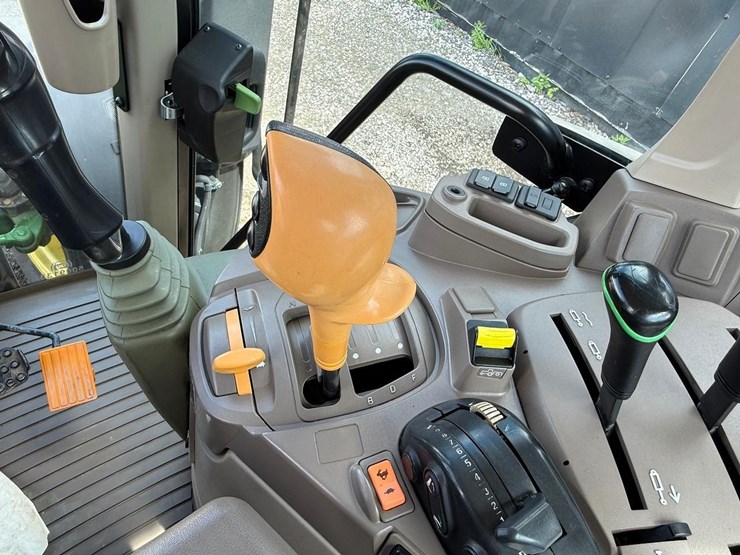 2020-john-deere-6110m-image-24