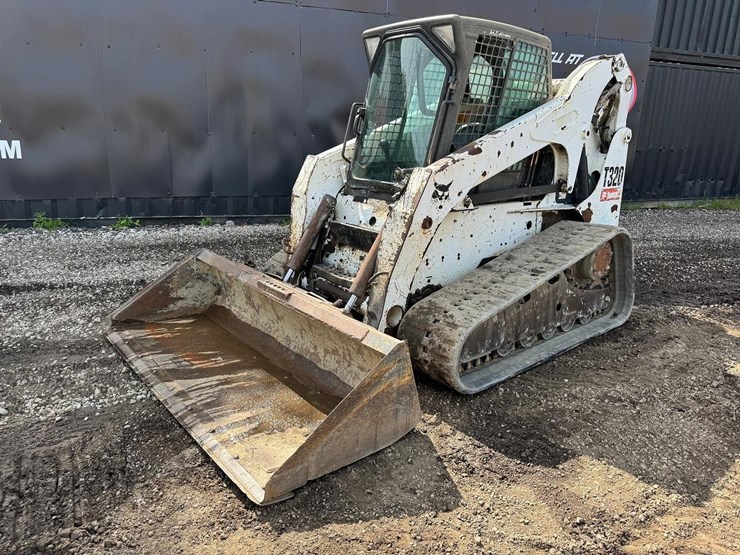 2010-bobcat-t320-image-2