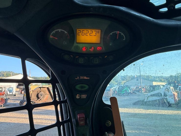 2011-bobcat-s750-image-21