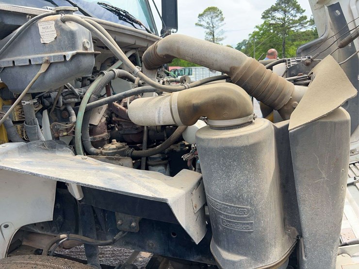 2004-freightliner-fl70-image-60