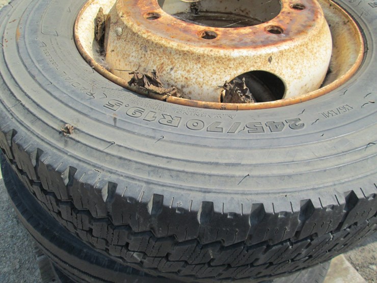 #53835-•-michelin-245/70r-19.5-tires-and-rims-inv#53835-image-5