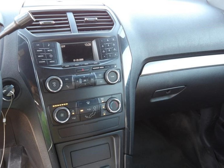 2019-ford-explorer-image-16