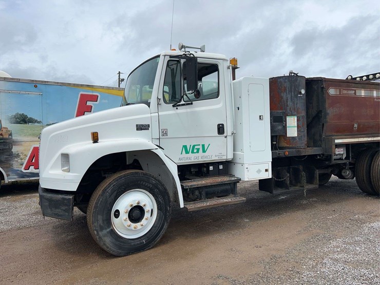2004-freightliner-fl70-image-4
