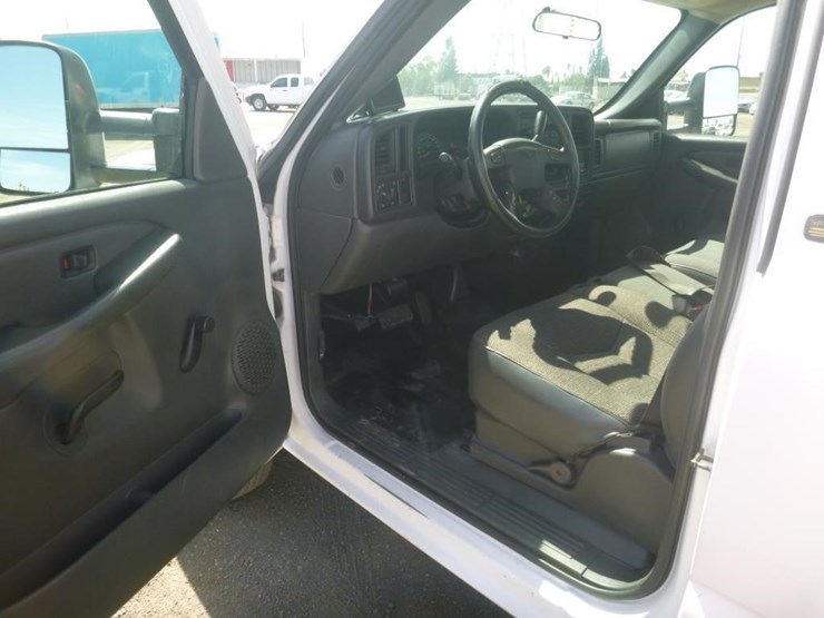2004-chevrolet-3500-image-9