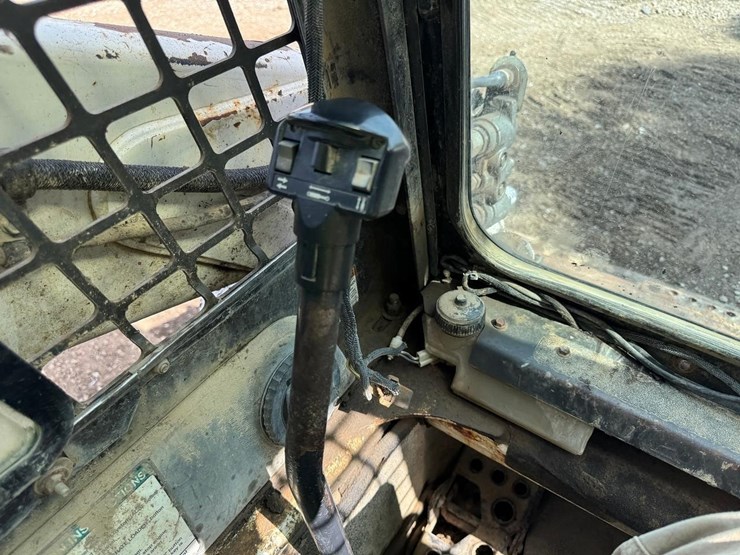 2010-bobcat-t320-image-28