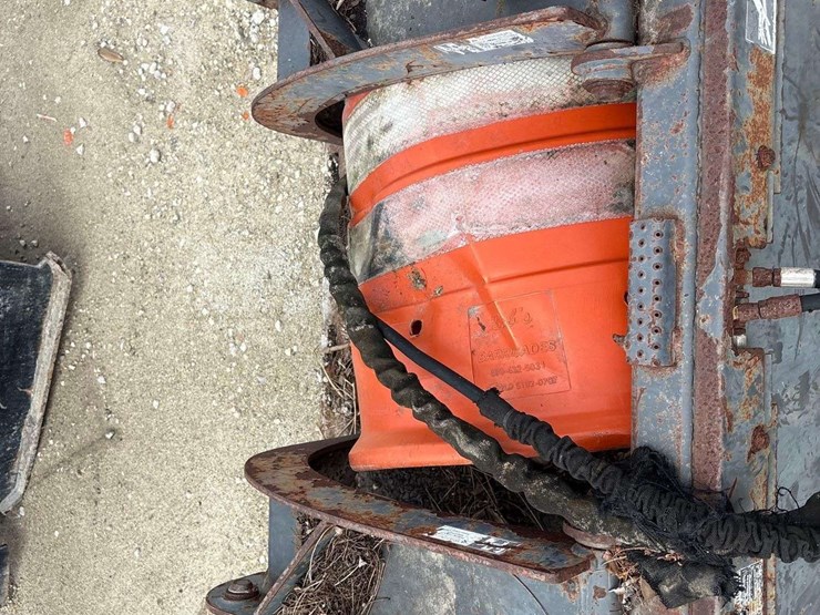 grapple-bucket-skid-steer-attachment-image-4