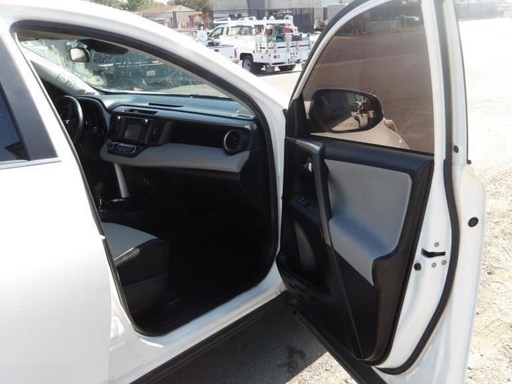 2017-toyota-rav4-image-14