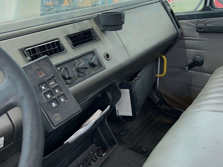 2004-freightliner-fl70-image-50