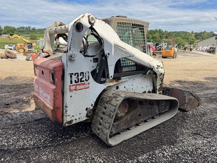 2010-bobcat-t320-image-6