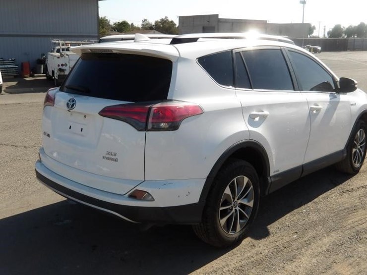 2017-toyota-rav4-image-3
