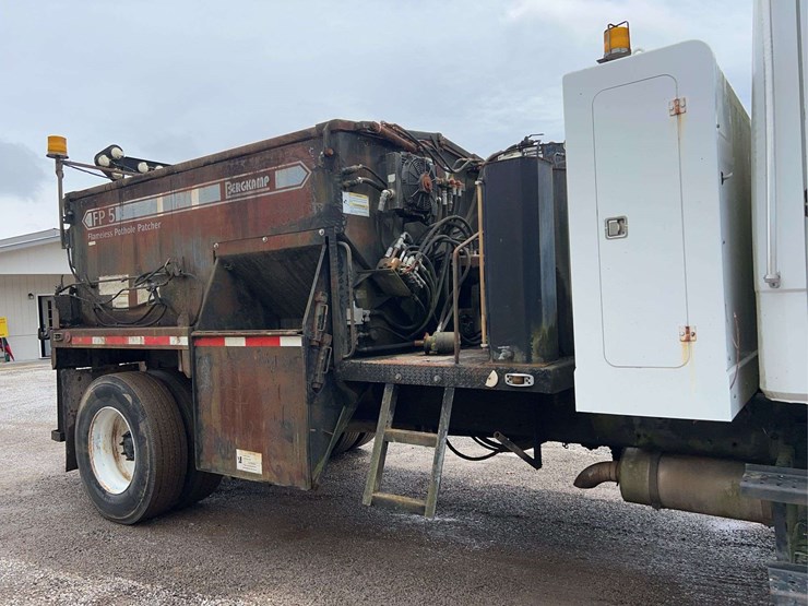 2004-freightliner-fl70-image-29