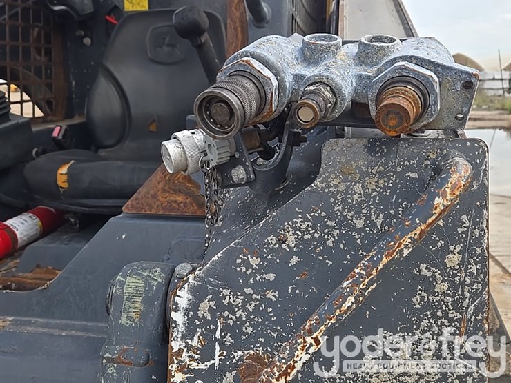 2018-deere-317g-image-24