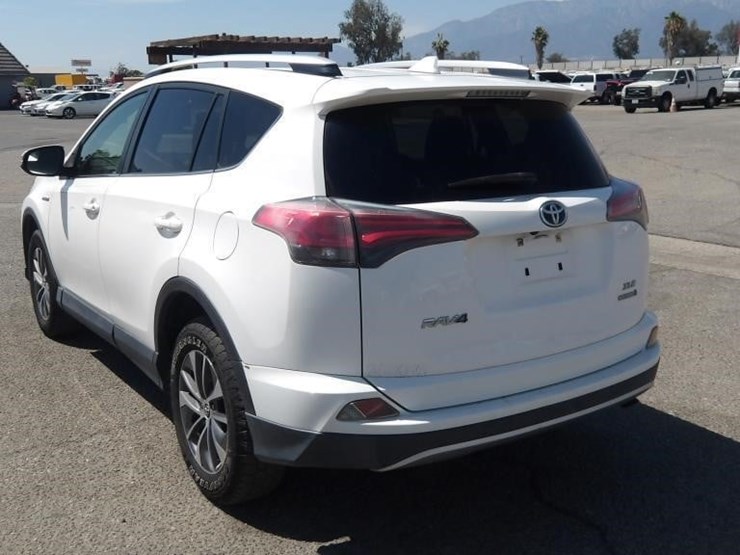 2016-toyota-rav4-image-4