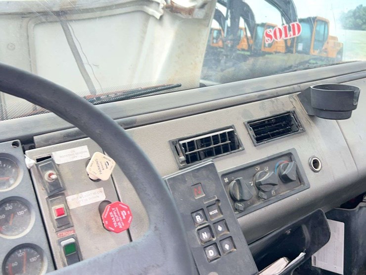 2004-freightliner-fl70-image-51