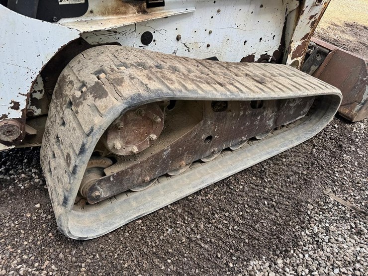 2010-bobcat-t320-image-18
