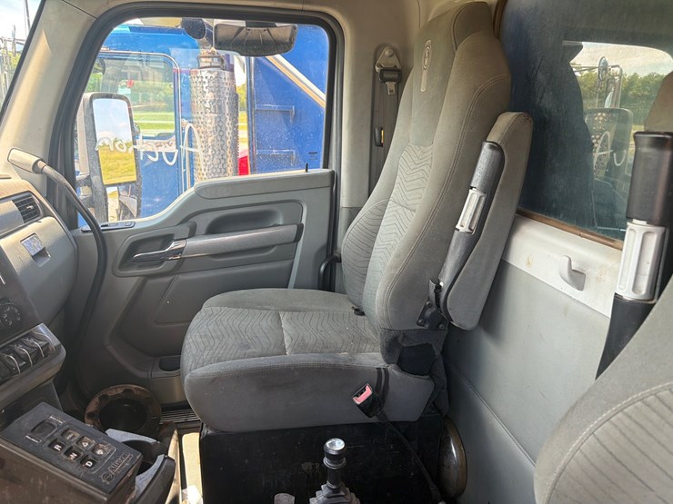 2015-kenworth-t880-image-18