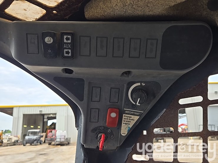 2018-deere-317g-image-48