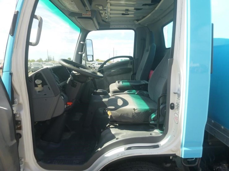 2013-isuzu-npr-image-12