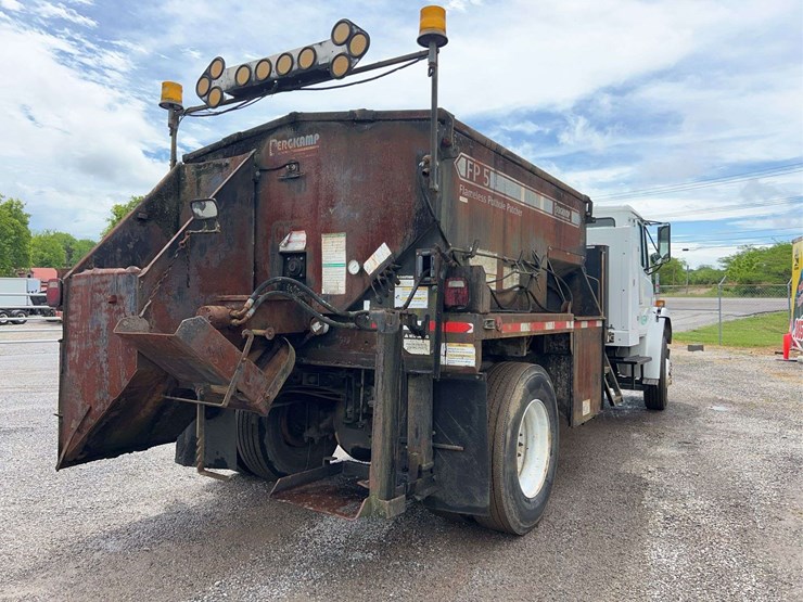 2004-freightliner-fl70-image-34