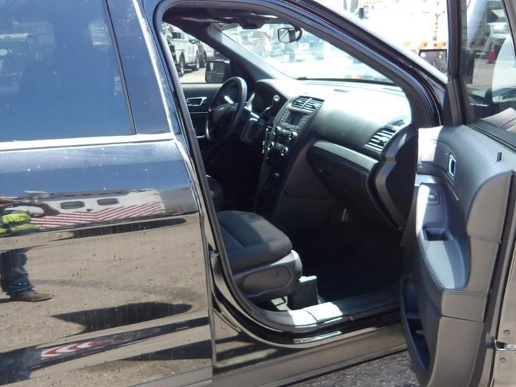 2017-ford-explorer-image-10