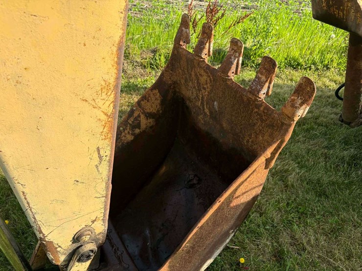 ford-backhoe-image-10