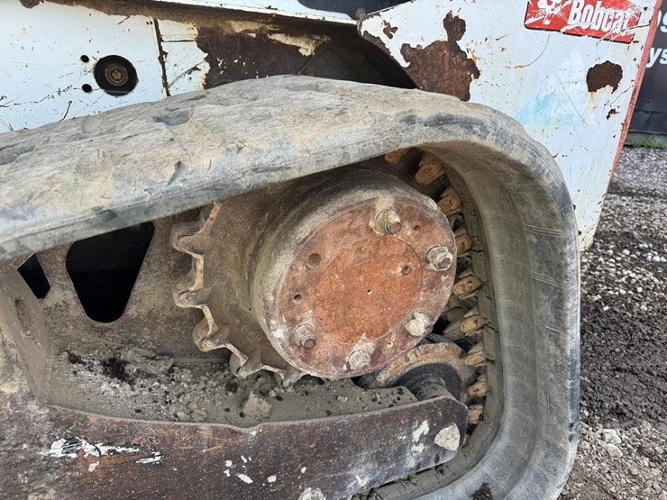 2010-bobcat-t320-image-15