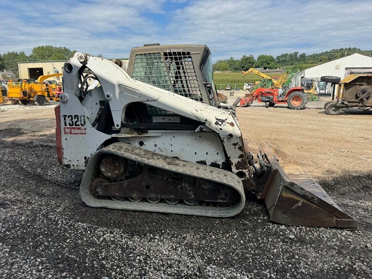2010-bobcat-t320-image-7