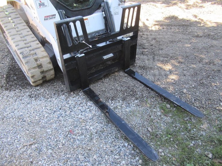 wildcat-48"-skid-steer-walk-through-pallet-forks-image-4