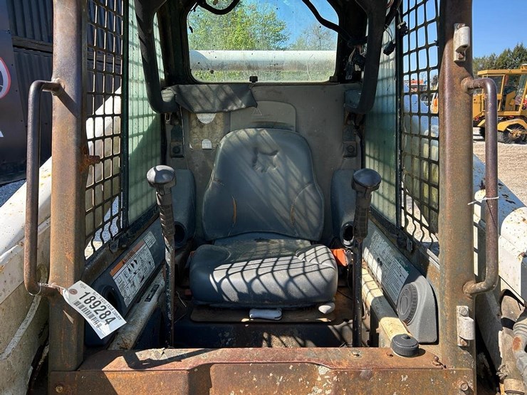 2006-bobcat-t300-image-12