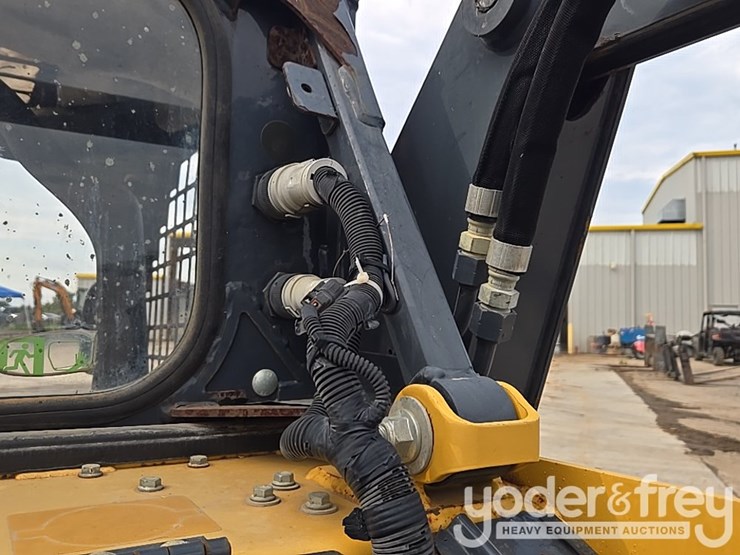 2018-deere-317g-image-30