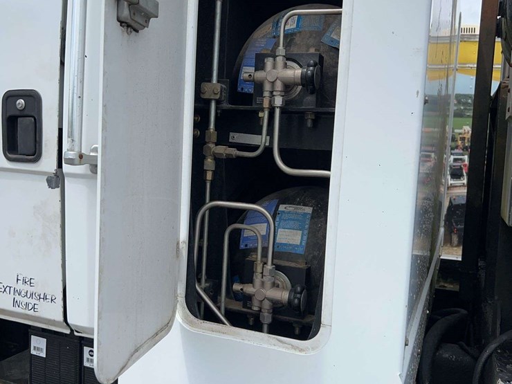 2004-freightliner-fl70-image-44
