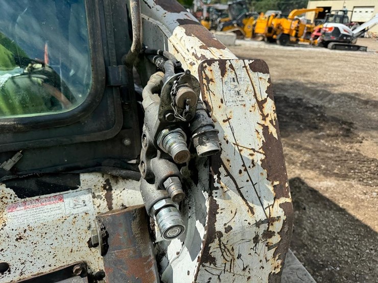 2010-bobcat-t320-image-12