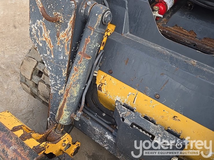 2018-deere-317g-image-23
