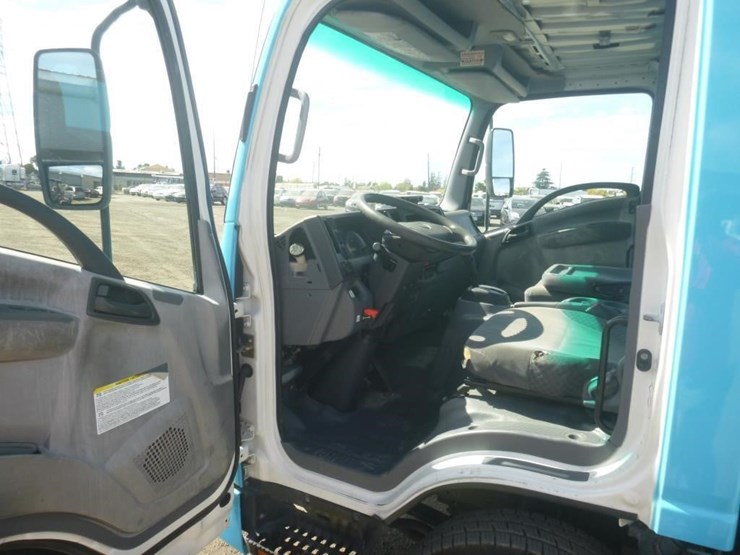 2013-isuzu-npr-image-11