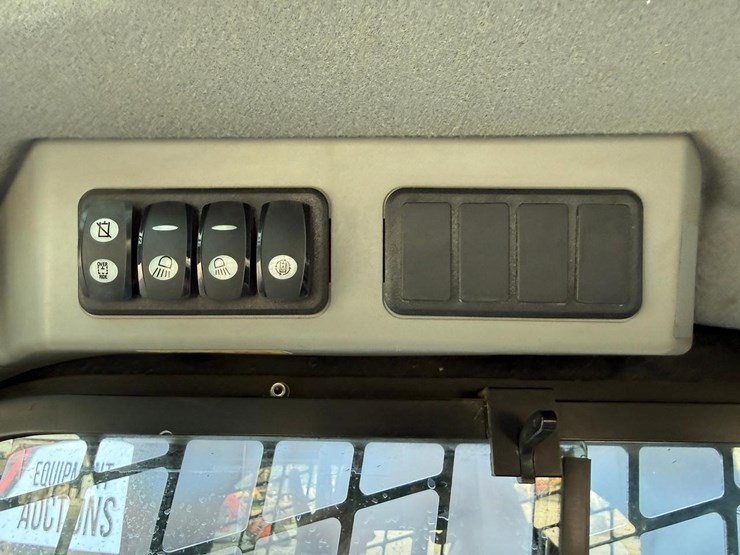 2015-caterpillar-259d-image-24