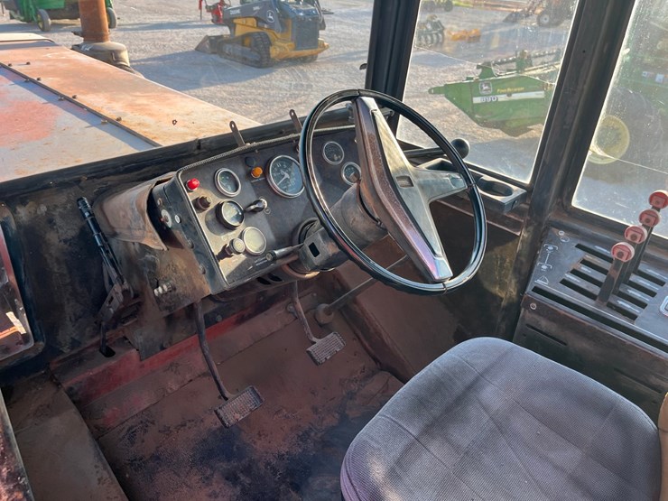 1978-versatile-835-image-27