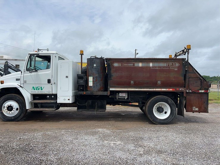 2004-freightliner-fl70-image-8