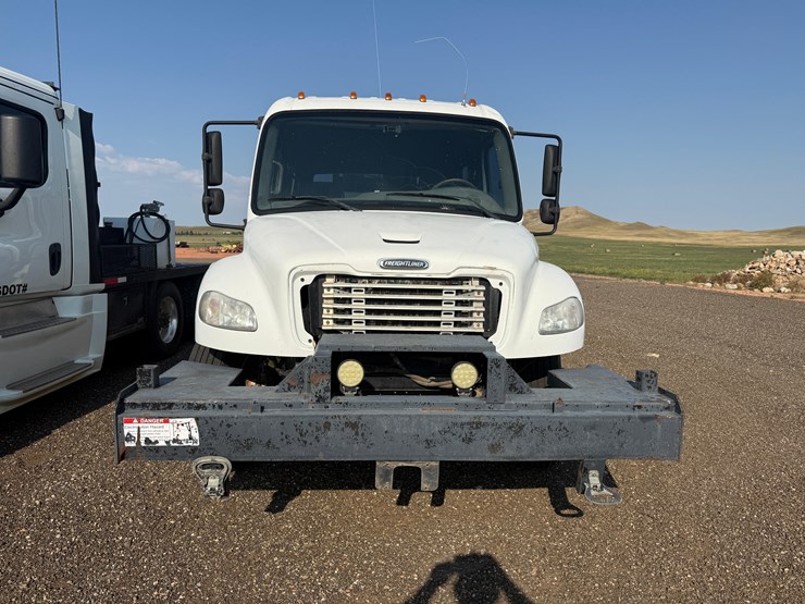 2004-freightliner-business-class-m2-106-service-truck-image-5