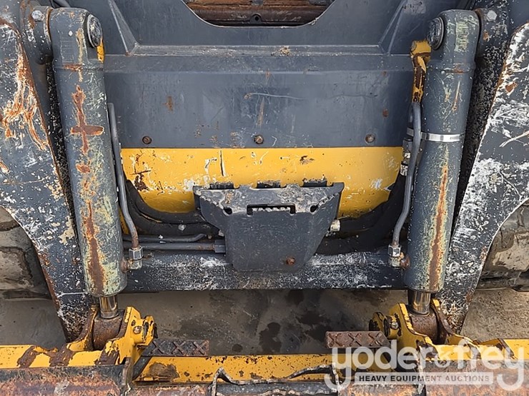 2018-deere-317g-image-21
