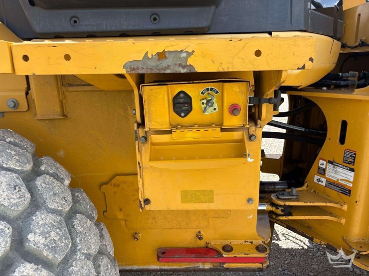 2019-deere-624l-image-39