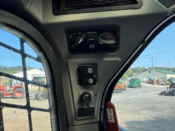 2015-caterpillar-259d-image-26