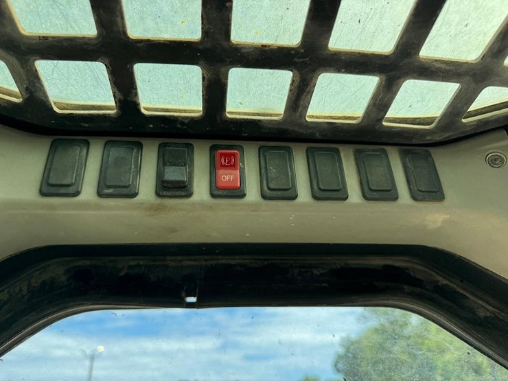 2010-bobcat-t320-image-25